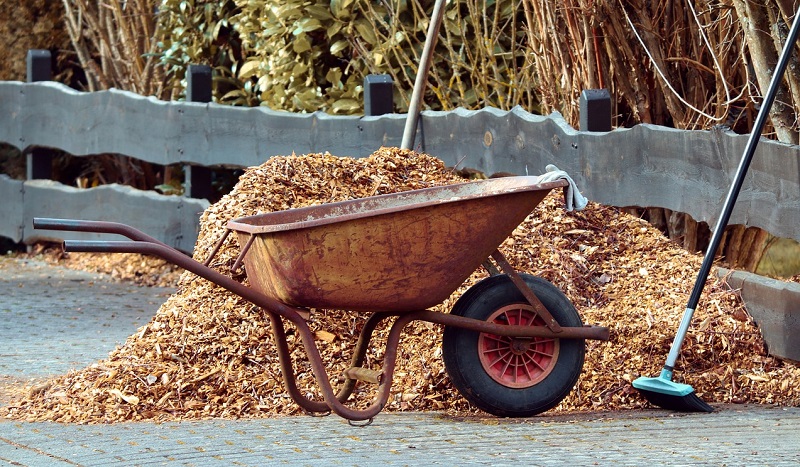 wheelbarrow with mulch