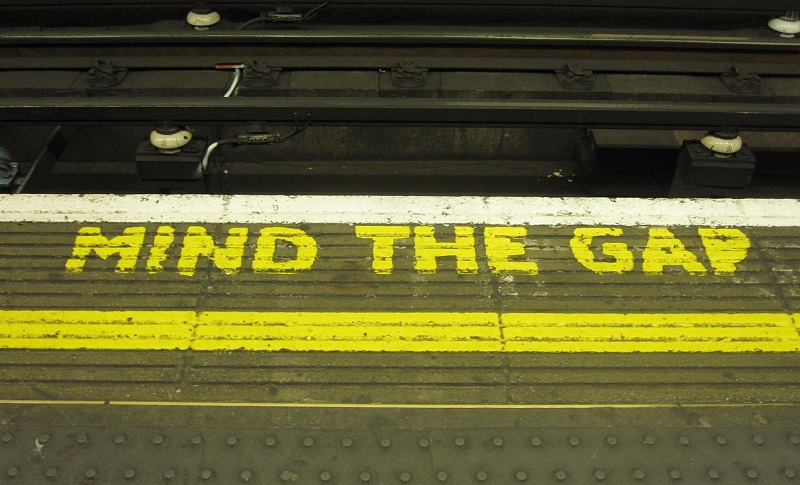 "mind the gap" sign on London subway platform