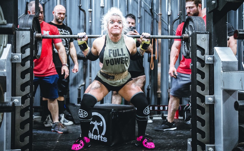 woman weighlifting